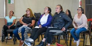 Mujeres tomando una clase.