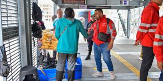 Operativo de control a ventas informales en TransMilenio en Bogotá.