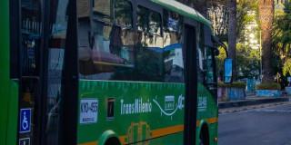 Foto de un bus de TransMilenio.