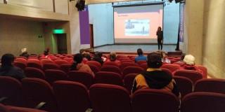 Personas en una sala de cine en Bogotá.