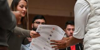 Imagen de gente votando
