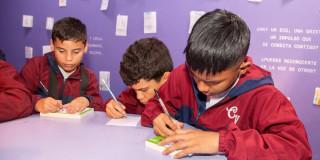 Foto que muestra estudiantes escribiendo 