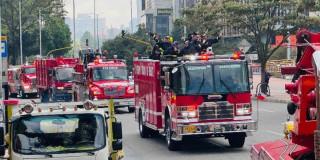 Vehículos de Bomberos Bogotá durante desfile de conmemoración.