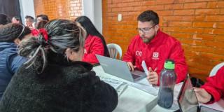 Foto que muestra personas hablando 
