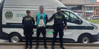 Hombre capturado, señalado de robarle el celular a una mujer. 