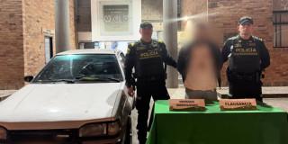 Hombre capturado y vehículo inmoviliado tras captura en Engativá.