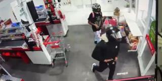 Dos hombres señalados de intentar robar supermercado en Los Mártires.
