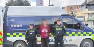 Presunto ladrón de celular capturado en la estación Hortúa de TransMilenio.