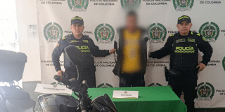 Imagen del capturado junto a dos policías