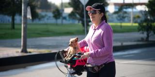 mujer con mascota recorre Bogotá en bicicleta
