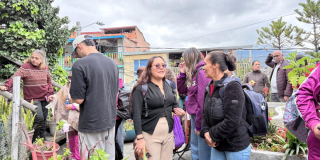 Imagen de varias mujeres reunidas y hablando