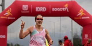 Foto de una mujer en practica de deporte en la Ciclovía de Bogotá.