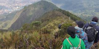 Foto que muestra personas andando por un sendero ecológico 