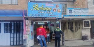 Funcionarios de la Alcaldía Local y policía en operativo