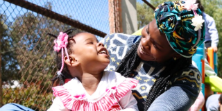 Imagen de una madre sonriendo con su hija 