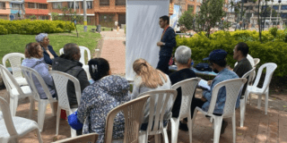Imagen de personas reunidas en un parque