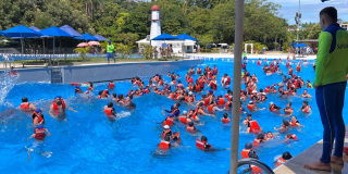 Foto de ciudadanos en una piscina 