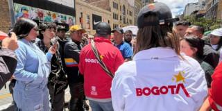 Foto de gestores de diálogo acompañando marchas y manifestaciones por las calles de Bogotá.