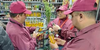 Funcionarios del Distrito inspeccionando y vigilando la venta de licor. 