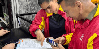Imagen de dos funcionarios revisando una documentación