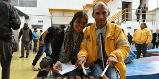 Imagen de un funcionario junto a una mujer