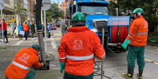 Foto que muestra trabajadores del Acueducto de Bogotá.