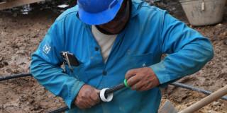 Foto que muestra un trabajador del Acueducto de Bogotá 