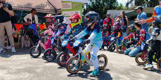 Foto de unos niños en bicicletas 