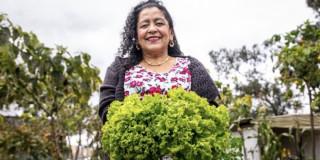 Mujer beneficiaria Mercado Campesino del Jardín Botánico de Bogotá