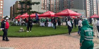 Foto que muestra carpas y personas en el festival 