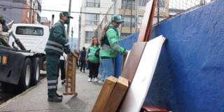 Foto que muestra personas levantando residuos 