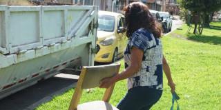 Foto que muestra una persona cargando una silla y un ecopunto