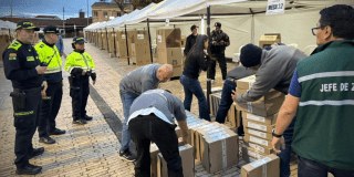 Imagen de personas alistando mesas de votación
