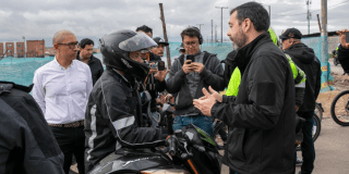 Imagen de Galán con un motociclista