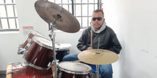 Imagen de Erick tocando batería