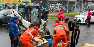 Imagen de operarios recogiendo basura en la Avenida Primero de Mayo