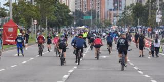 Foto de bogotanos y bogotanas participando en una de las jornadas de la Ciclovía de Bogotá.
