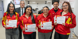 Foto de cinco cuidadores del FONCEP en Bogotá.