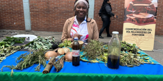 Foto de una ciudadana en una feria 