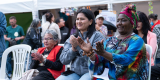 Foto de tres mujeres aplaudiendo 