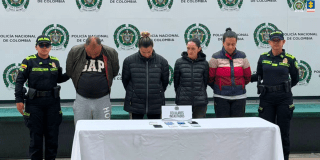 Imagen de los capturados junto a los policías