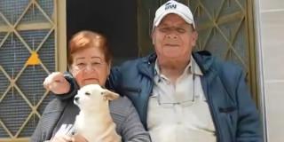 Foto que muestra dos personas sonriendo en un proceso de mejoramiento de vivienda en Bogotá.