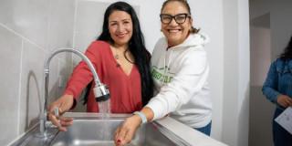 Foto que muestra dos personas sonriente