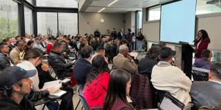 Charla de socialización de resultados de encuesta sobre valores democráticos en Bogotá en 2025.