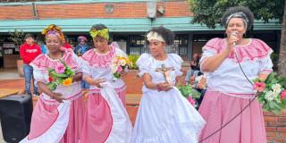Foto de 4 mujeres bailando 