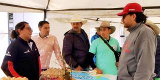 Foto de un ciudadano con su emprendimiento 