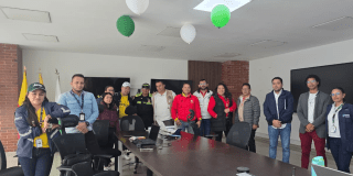 Imagen de funcionarios reunidos