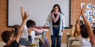 Foto que muestra estudiantes en un salón de clases 