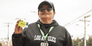 Imagen de una señora mostrando la Tarjeta Tu Llave