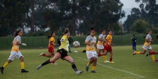 Foto que muestra mujeres futbolistas jugando en Bogotá.